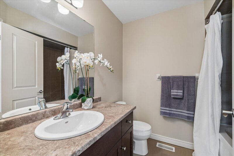 GREAT END UNIT TOWNHOME IN STONEY CREEK!