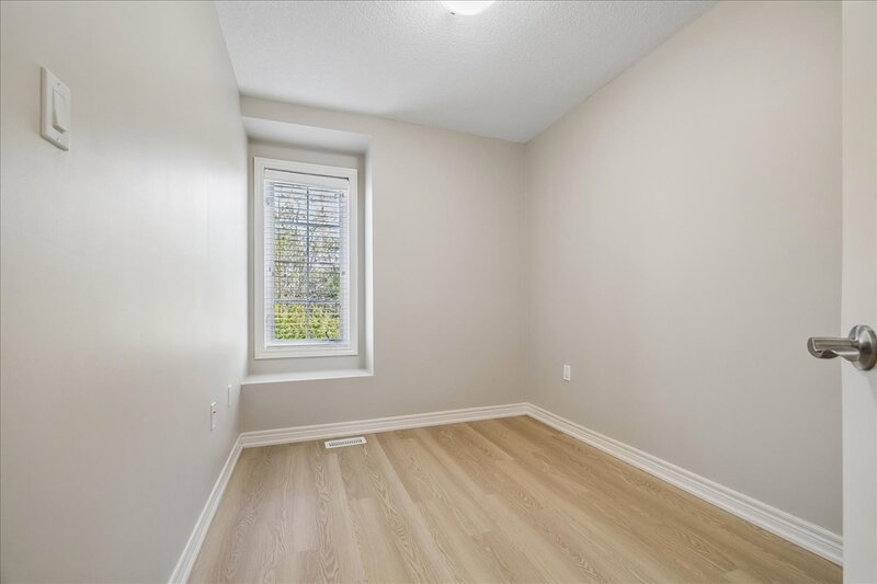 GREAT END UNIT TOWNHOME IN STONEY CREEK!