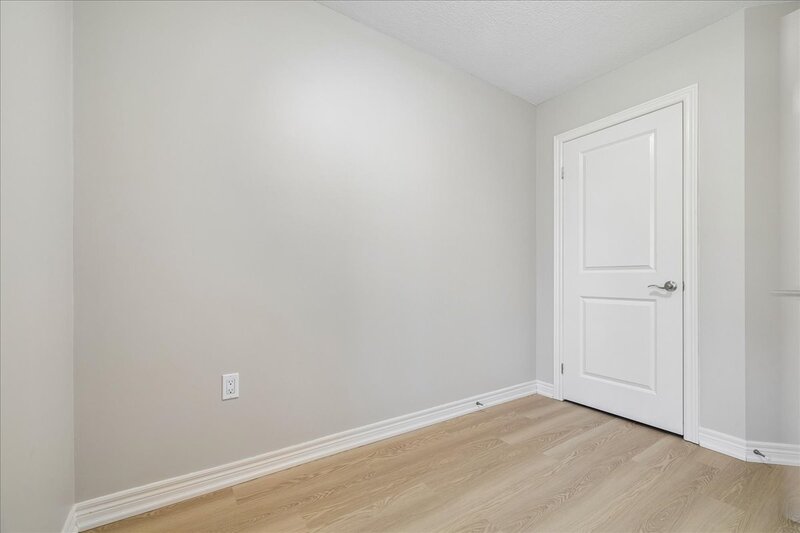 GREAT END UNIT TOWNHOME IN STONEY CREEK!
