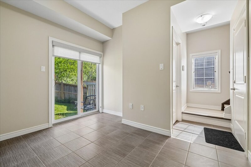 GREAT END UNIT TOWNHOME IN STONEY CREEK!