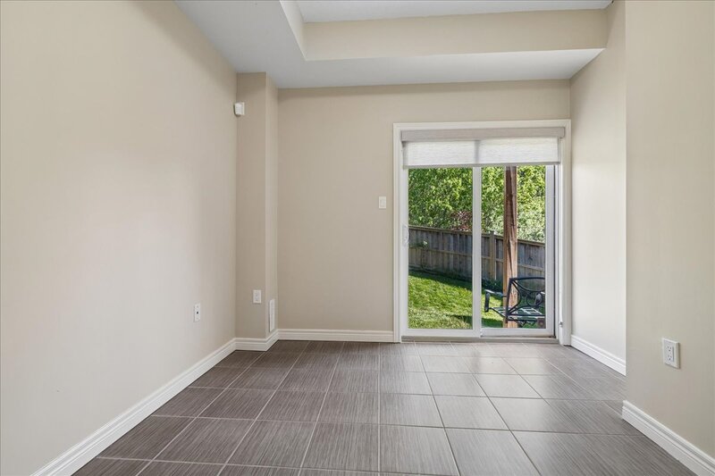GREAT END UNIT TOWNHOME IN STONEY CREEK!