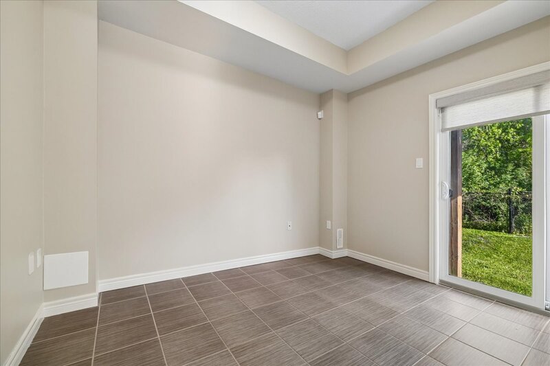 GREAT END UNIT TOWNHOME IN STONEY CREEK!