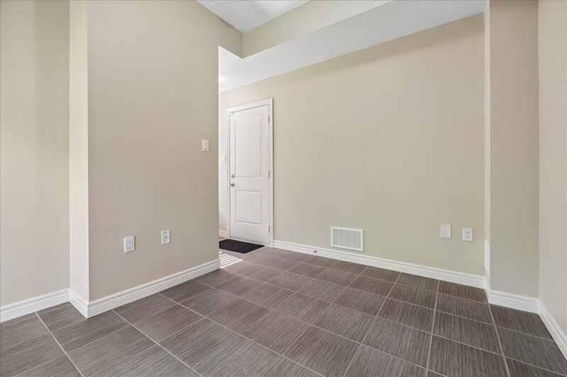 GREAT END UNIT TOWNHOME IN STONEY CREEK!