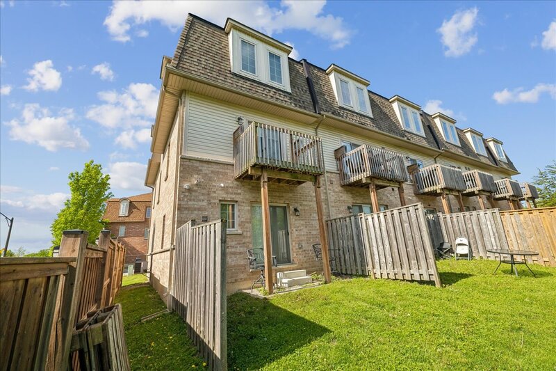 GREAT END UNIT TOWNHOME IN STONEY CREEK!
