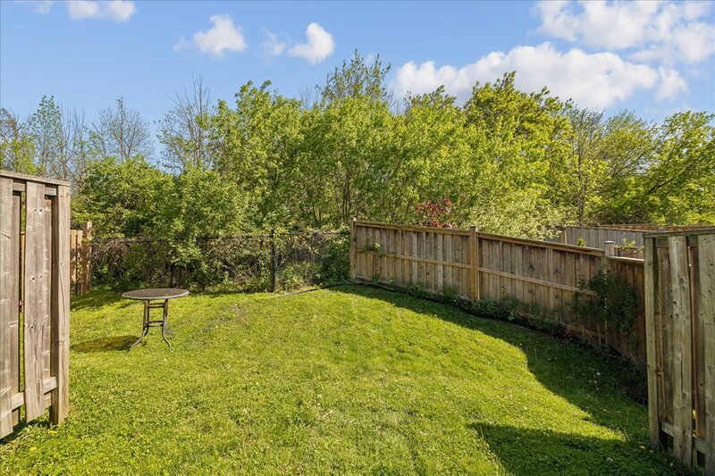 GREAT END UNIT TOWNHOME IN STONEY CREEK!