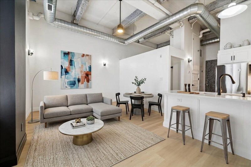 CONVENIENT APARTMENT IN CENTRAL DOWNTOWN HAMILTON!