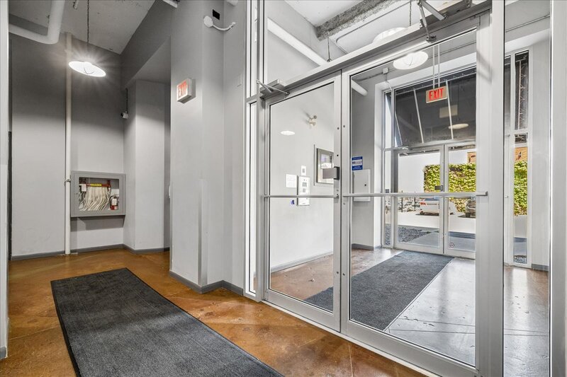 CONVENIENT APARTMENT IN CENTRAL DOWNTOWN HAMILTON!