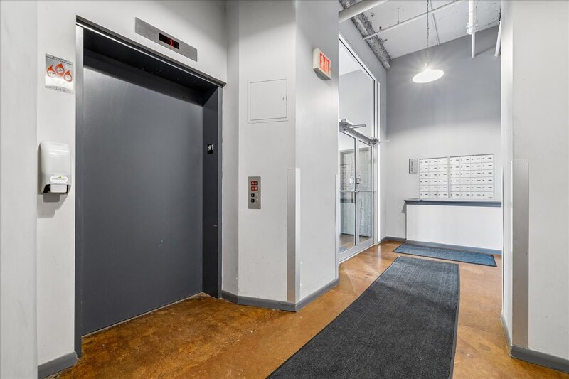 CONVENIENT APARTMENT IN CENTRAL DOWNTOWN HAMILTON!