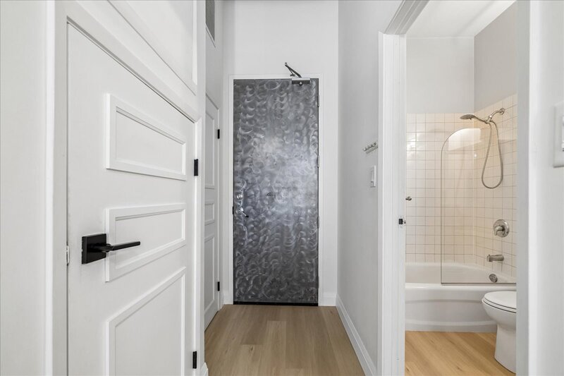 CONVENIENT APARTMENT IN CENTRAL DOWNTOWN HAMILTON!