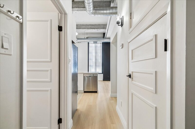 CONVENIENT APARTMENT IN CENTRAL DOWNTOWN HAMILTON!