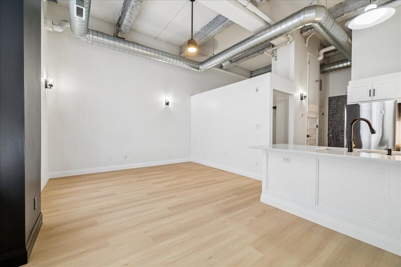 CONVENIENT APARTMENT IN CENTRAL DOWNTOWN HAMILTON!