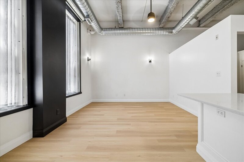 CONVENIENT APARTMENT IN CENTRAL DOWNTOWN HAMILTON!