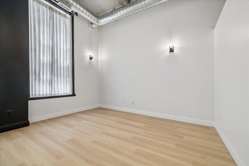 CONVENIENT APARTMENT IN CENTRAL DOWNTOWN HAMILTON!