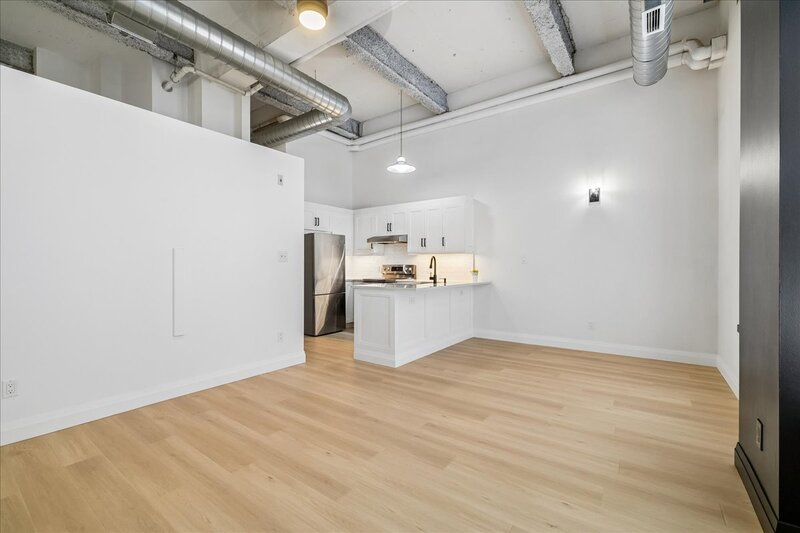 CONVENIENT APARTMENT IN CENTRAL DOWNTOWN HAMILTON!