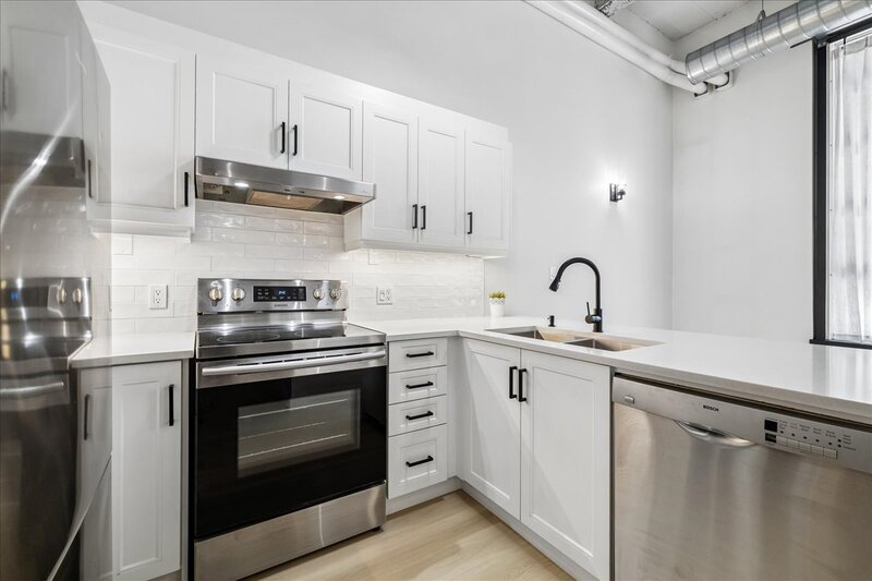 CONVENIENT APARTMENT IN CENTRAL DOWNTOWN HAMILTON!