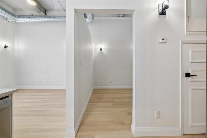 CONVENIENT APARTMENT IN CENTRAL DOWNTOWN HAMILTON!