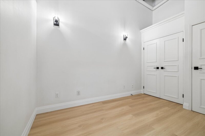 CONVENIENT APARTMENT IN CENTRAL DOWNTOWN HAMILTON!