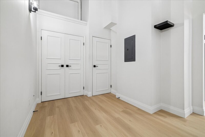 CONVENIENT APARTMENT IN CENTRAL DOWNTOWN HAMILTON!