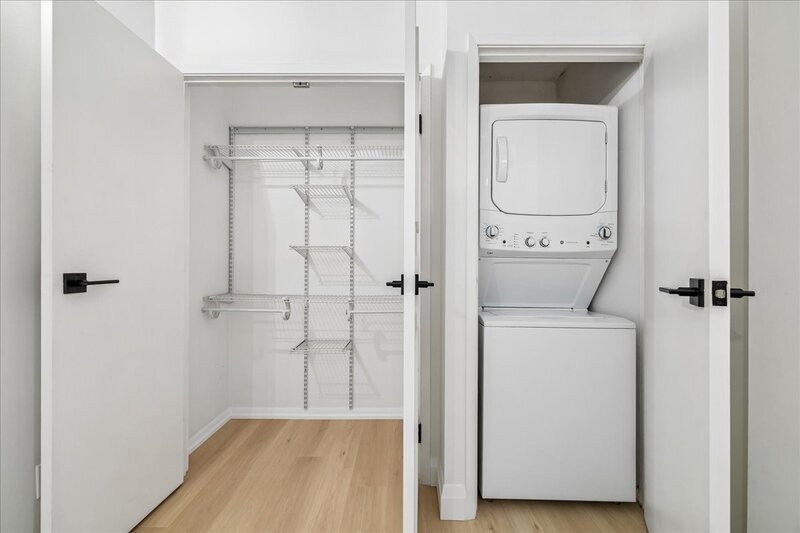 CONVENIENT APARTMENT IN CENTRAL DOWNTOWN HAMILTON!