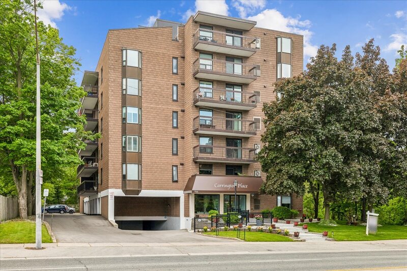 LARGE UNIT IN QUIET STONEY CREEK BUILDING!