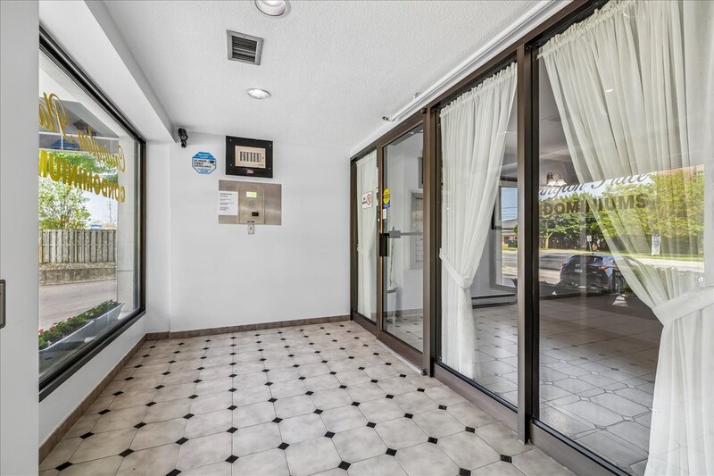 LARGE UNIT IN QUIET STONEY CREEK BUILDING!