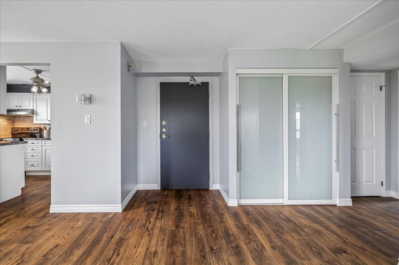 LARGE UNIT IN QUIET STONEY CREEK BUILDING!