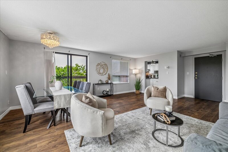 LARGE UNIT IN QUIET STONEY CREEK BUILDING!