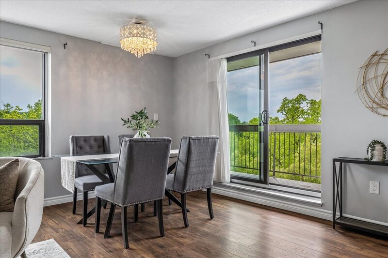 LARGE UNIT IN QUIET STONEY CREEK BUILDING!