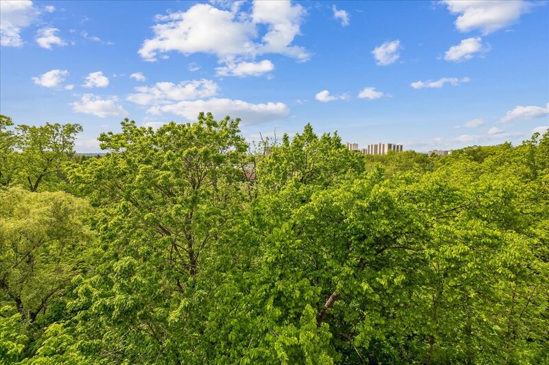 LARGE UNIT IN QUIET STONEY CREEK BUILDING!