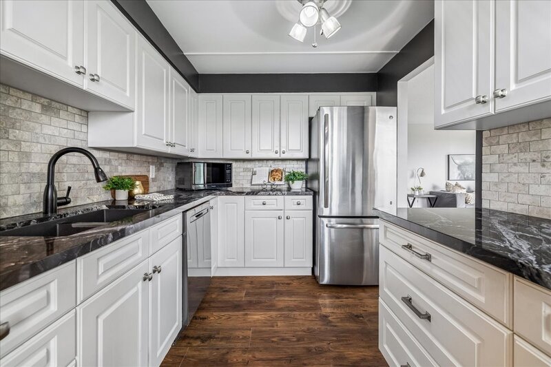 LARGE UNIT IN QUIET STONEY CREEK BUILDING!