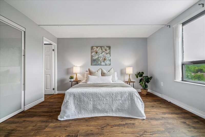LARGE UNIT IN QUIET STONEY CREEK BUILDING!