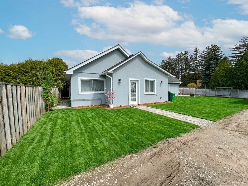 FANTASTIC LOCATION IN THIS MAIN LEVEL HOUSE FOR LEASE!