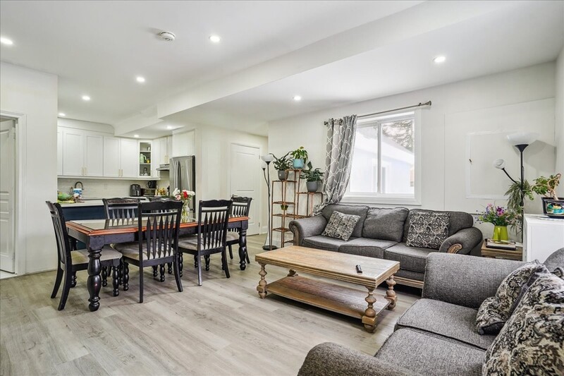 FANTASTIC LOCATION IN THIS MAIN LEVEL HOUSE FOR LEASE!