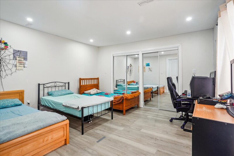 FANTASTIC LOCATION IN THIS MAIN LEVEL HOUSE FOR LEASE!