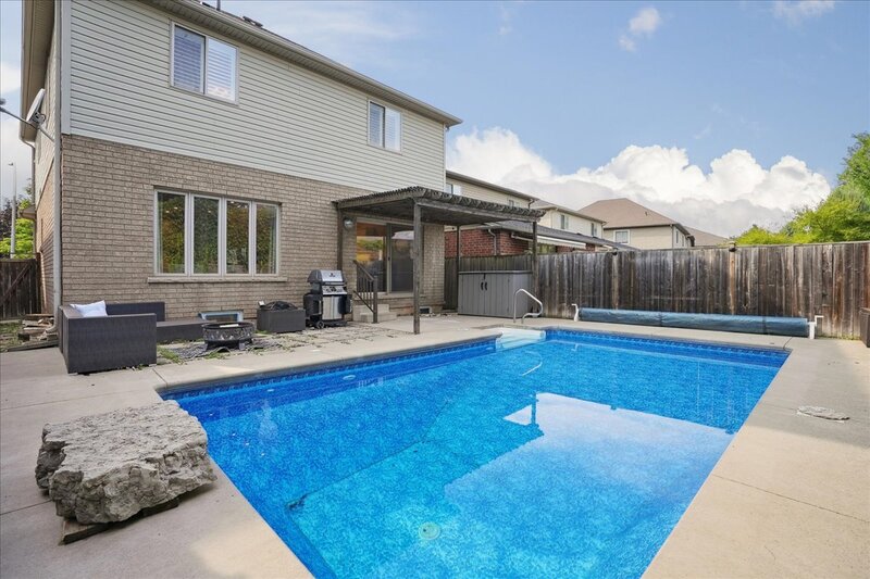 AMAZING WEST GRIMSBY HOME WITH INGROUND POOL!