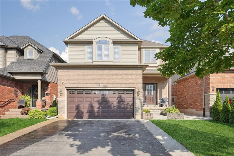 AMAZING WEST GRIMSBY HOME WITH INGROUND POOL!