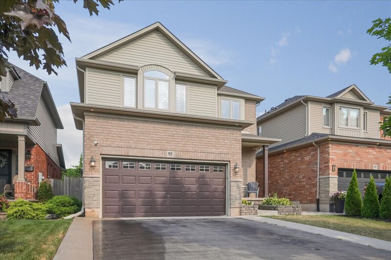 AMAZING WEST GRIMSBY HOME WITH INGROUND POOL!