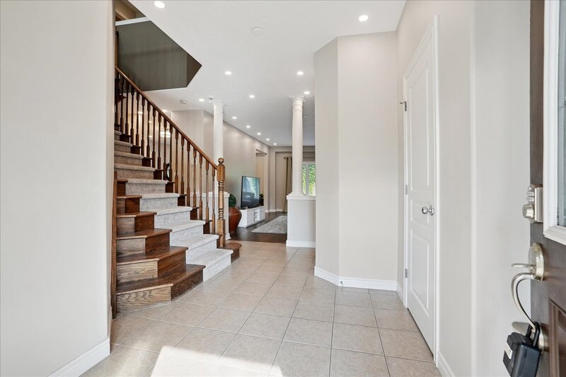AMAZING WEST GRIMSBY HOME WITH INGROUND POOL!