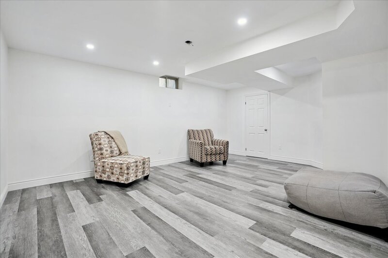 AMAZING WEST GRIMSBY HOME WITH INGROUND POOL!