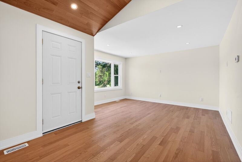 GREAT OPPORTUNITY TO RENT A MAIN FLOOR UNIT IN STONEY CREEK!