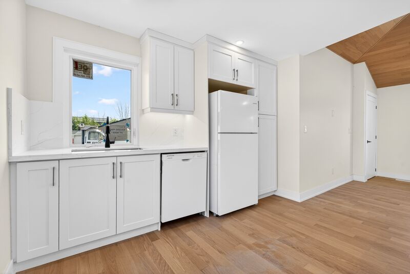GREAT OPPORTUNITY TO RENT A MAIN FLOOR UNIT IN STONEY CREEK!
