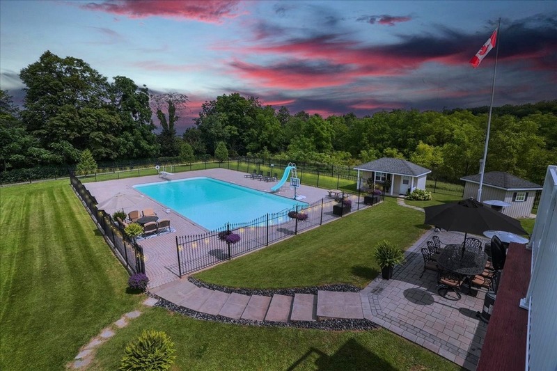 BEAUTIFUL RENOVATED HOME WITH A STUNNING BACKYARD!