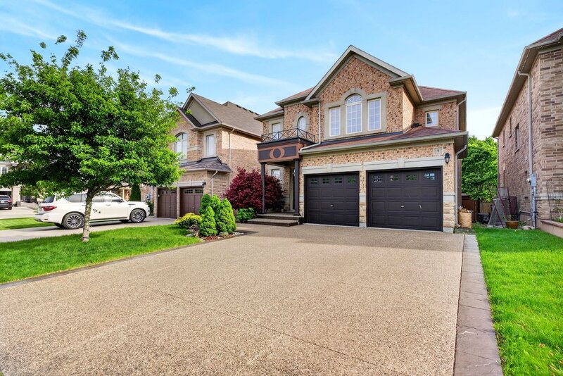 SPACIOUS FAMILY HOME ON SOUGHT AFTER HAMILTON MTN