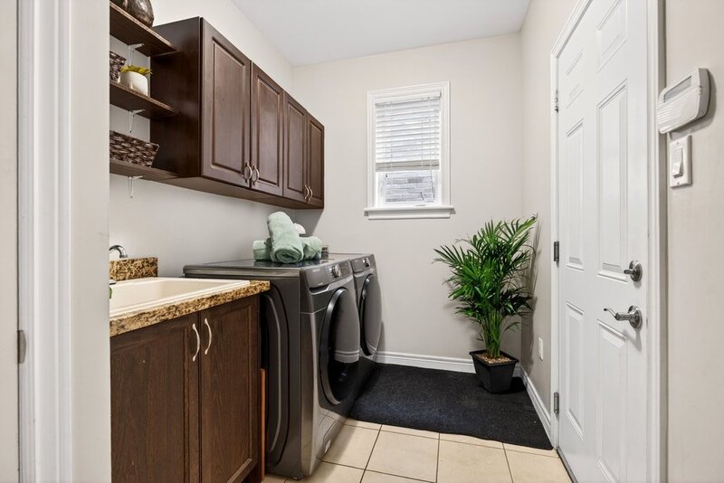 SPACIOUS FAMILY HOME ON SOUGHT AFTER HAMILTON MTN