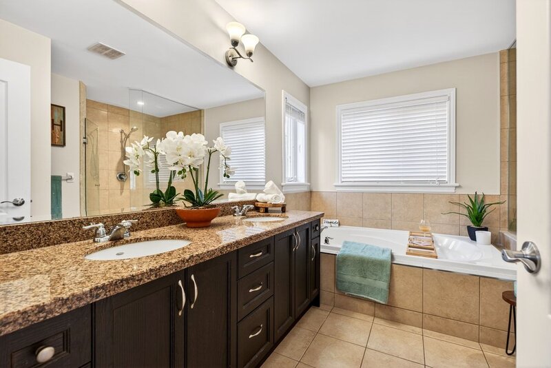 SPACIOUS FAMILY HOME ON SOUGHT AFTER HAMILTON MTN