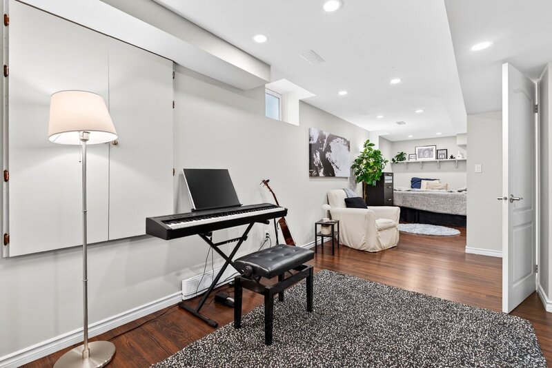 SPACIOUS FAMILY HOME ON SOUGHT AFTER HAMILTON MTN