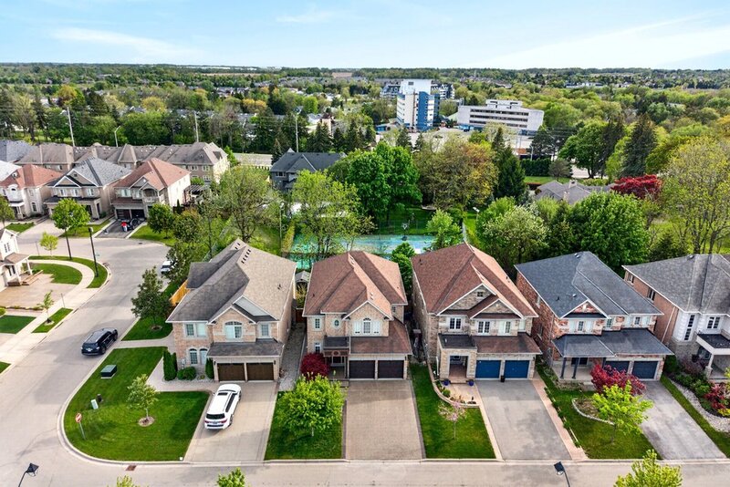 SPACIOUS FAMILY HOME ON SOUGHT AFTER HAMILTON MTN