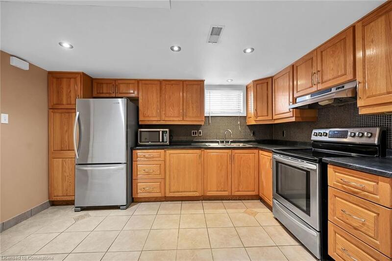 LOWER UNIT IN CHARMING STONEY CREEK!