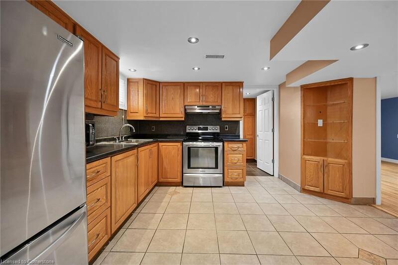 LOWER UNIT IN CHARMING STONEY CREEK!