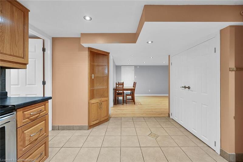 LOWER UNIT IN CHARMING STONEY CREEK!